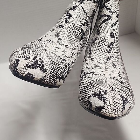 WetKiss Snakeprint Pointed Toe Block Heel Boots Size 8.5 - Picture 9 of 11